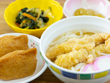 食事のうどんといなり